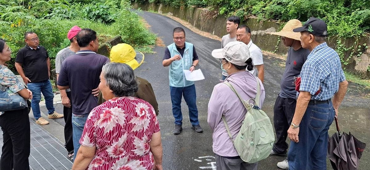 賴懋慶多年來積極參與爭取推動玉井青果市場重建與冷鏈物流中心設置，並協助解決偏鄉長照用地問題。面對偏鄉發展困境，賴懋慶提出核心主張：「山區不能只靠農業！」他主張配合地方創生、串聯觀光景點打造「觀光大山城」，吸引青年返鄉發展。 圖：翻攝賴懋慶臉書