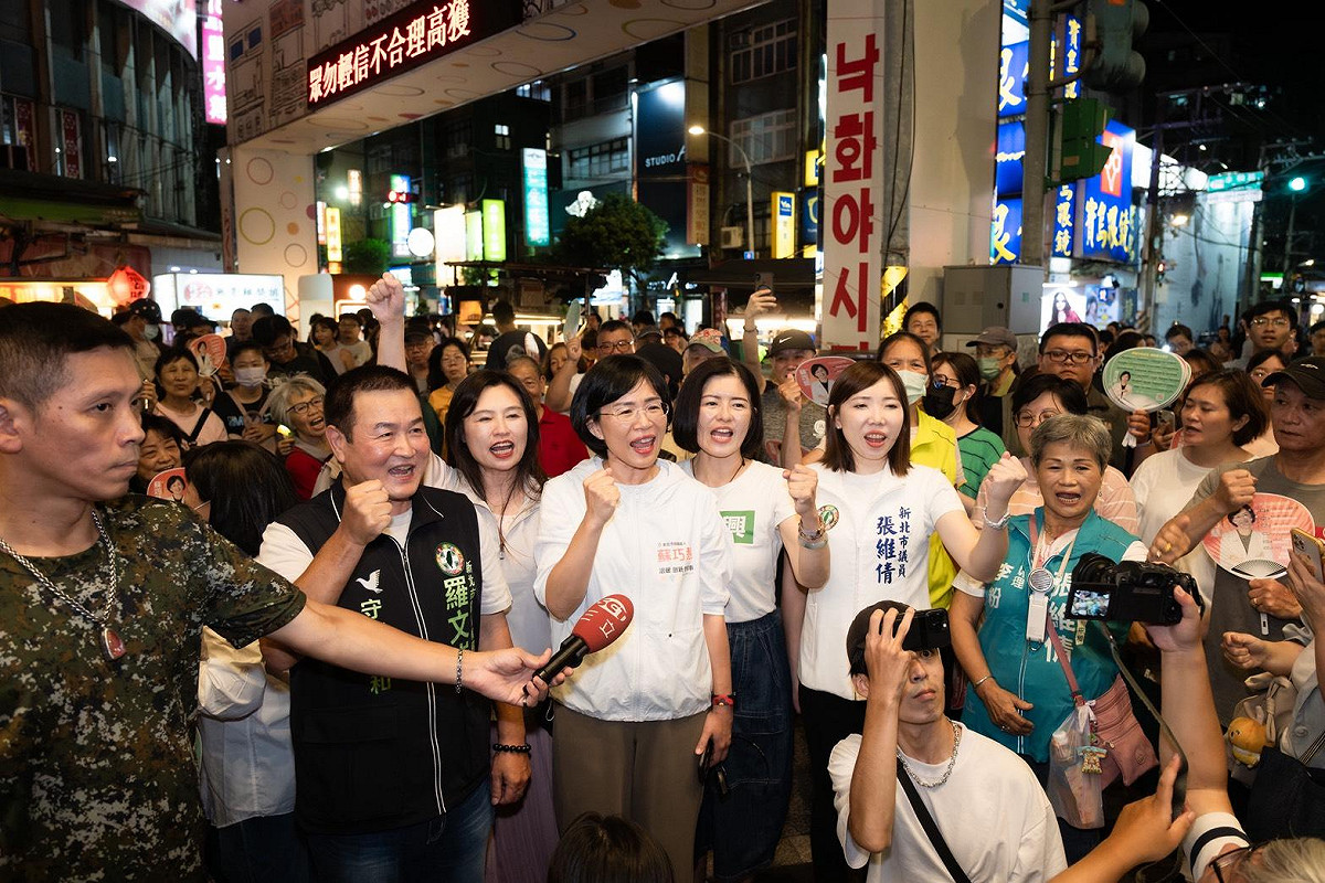新北市長候選人、立法委員蘇巧慧今（18）晚前往永和樂華夜市掃街。 圖：蘇巧慧競選辦公室提供
