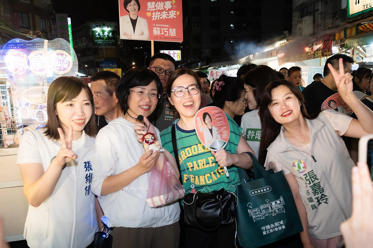 新北市長候選人、立法委員蘇巧慧今（18）晚前往永和樂華夜市掃街，一抵達夜市入口，就有數十位支持者熱情相迎。 圖：蘇巧慧競選辦公室提供