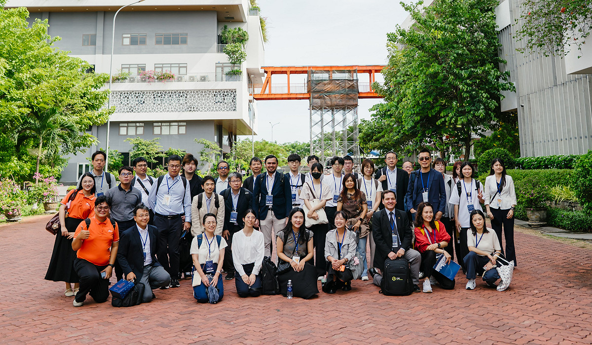 高雄大學師生與姊妹校FPT University, Vietnam峴港校區透過校園參訪進行交流。 圖：國立高雄大學／提供