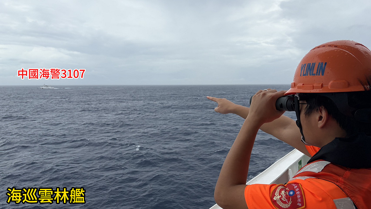 海巡署調派「雲林艦」超前部署攔截中國海警船。 圖：海巡署東南沙分署／提供