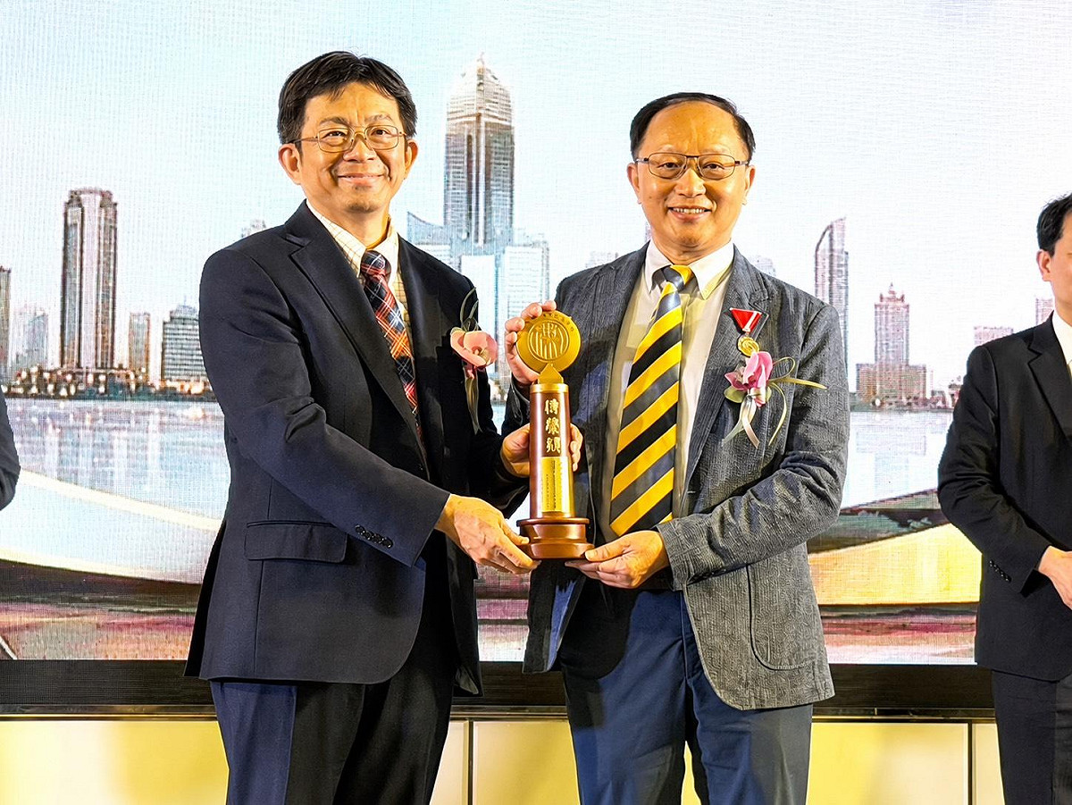 曹賜斌(右)自李志鵬(左)手中接下第七屆高雄市十大傑出市民傳馨獎「醫療創新科技類」獎。 圖：國際白疤中心／提供