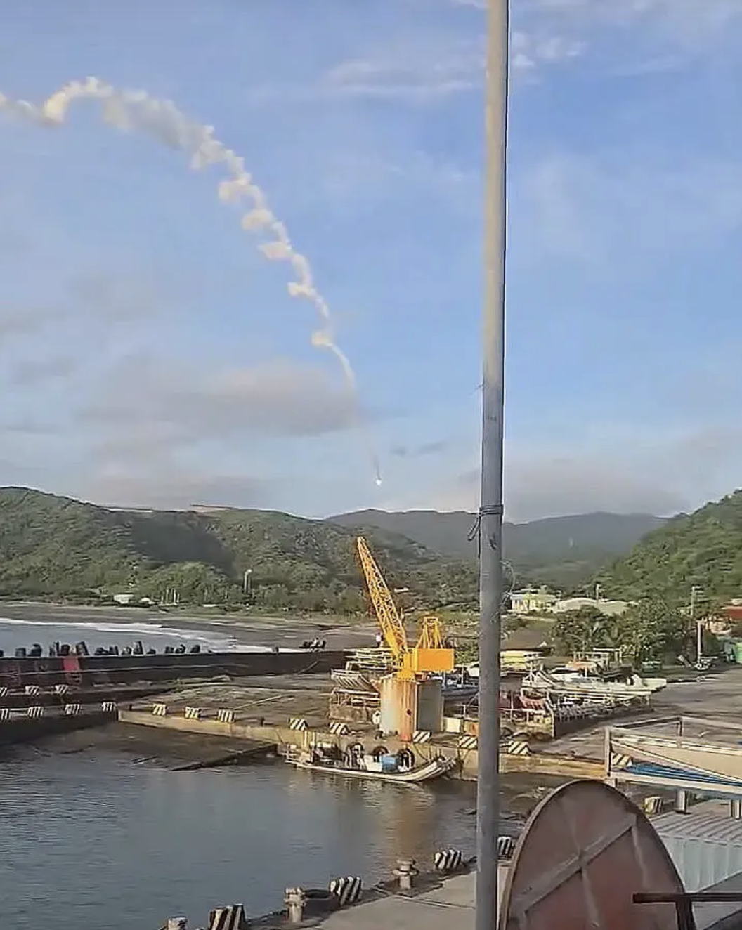 九鵬基地19日清晨進行衛星運載火箭測試，火箭升空後飛行軌跡出現異常，最終墜落山區。 圖：翻攝自網路
