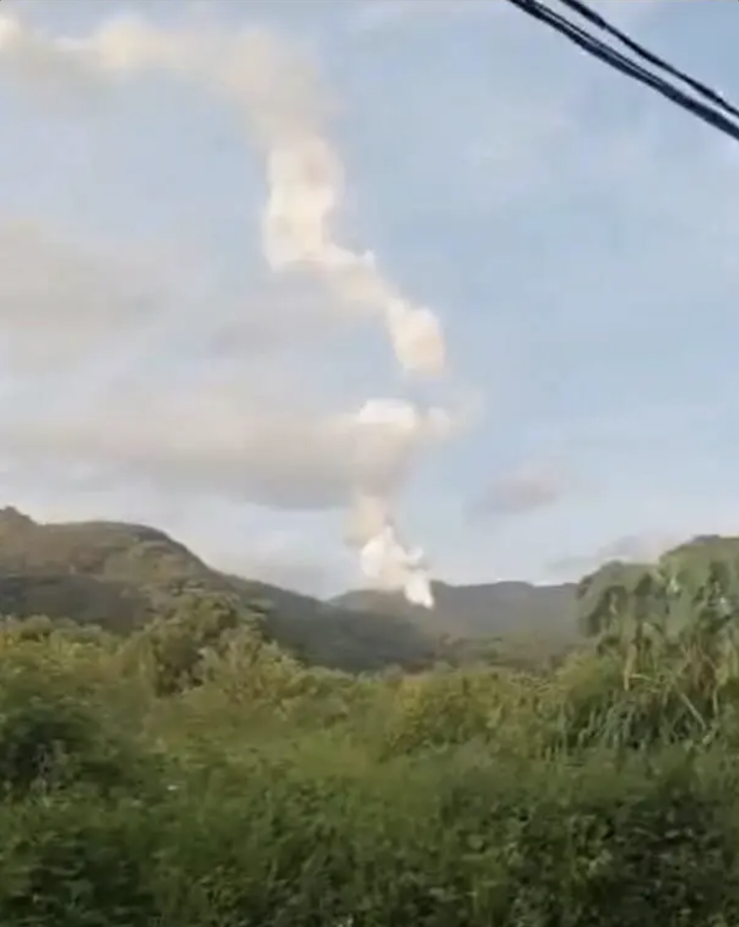 火箭墜落山區後冒出濃煙，現場畫面可見山頭煙霧升起。 圖：翻攝自網路