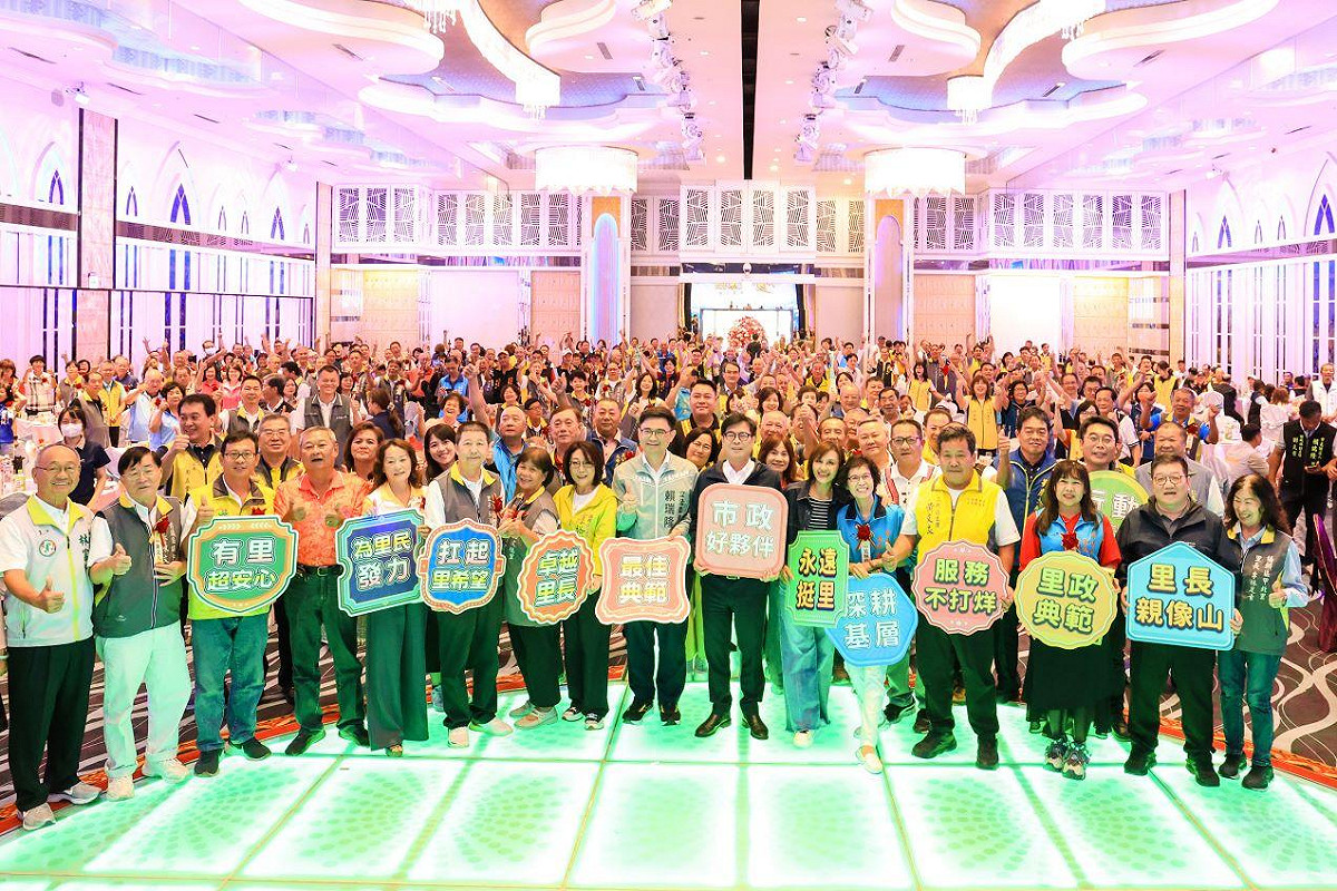 高雄市115年特優及資深里長表揚大會，91位特優里長及119位資深里長接受陳其邁親自頒獎。  圖：高雄市民政局／提供