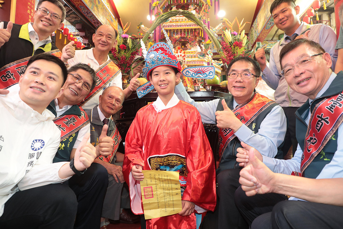 台南市長黃偉哲接連前往東區關帝殿、中西區開隆宮、新光三越小北門店及孔廟等地，參與各界舉辦的「做十六歲」成年禮，祝福青年學子在七娘媽庇佑下平安成長，也期勉學子從成年禮開始學習感恩父母、承擔責任，勇敢迎接人生新階段。 圖：台南市政府提供