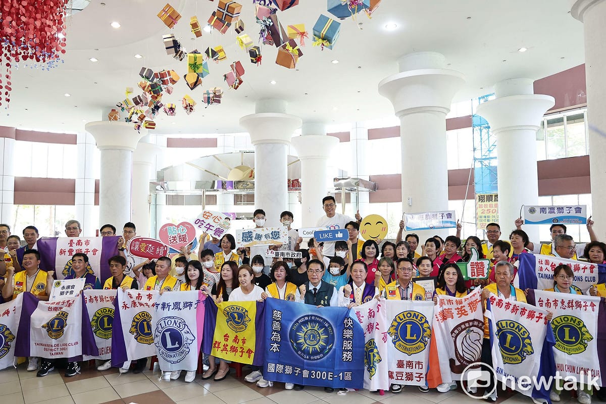 永美獅子會今日在台南市議會大廳舉辦「關懷飢餓・守護希望」暑期營養午餐公益計畫「愛心共餐日」。台南市長黃偉哲受邀出席，感謝永美獅子會號召各界愛心，連續44天提供300位學童營養午餐、送出總計1萬3,200份便當，以實際行動減輕弱勢家庭負擔。 圖：台南市政府提供