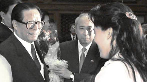 江澤民（左）與宋祖英過去曾多次在公開場合同框，兩人互動畫面長期受到外界關注。 圖：翻攝自 X @cskun1989
