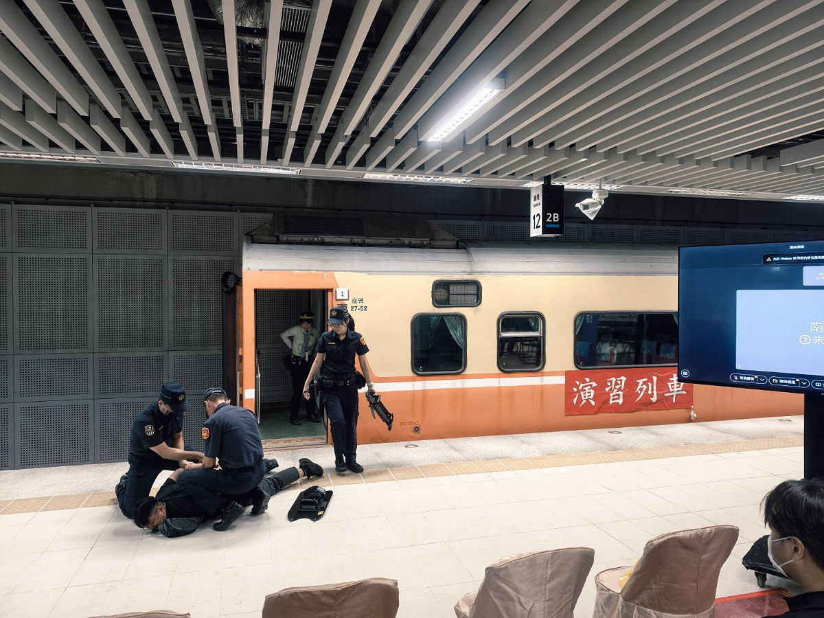 演習並模擬歹徒遭制伏後，於列車內發現疑似爆裂物，由現場警方立即擴大管制區域，並通報專業防爆人員進場。  圖：台鐵公司／提供