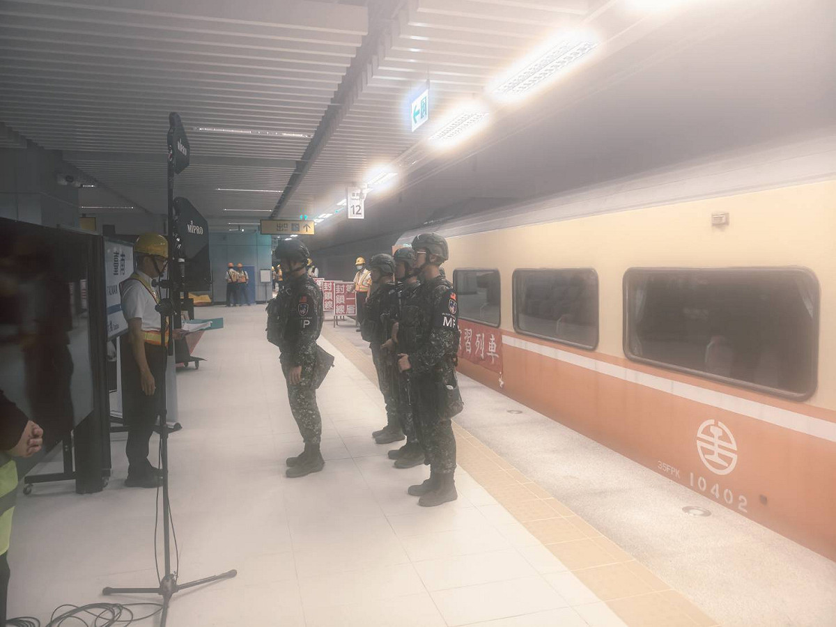 演習並模擬歹徒遭制伏後，於列車內發現疑似爆裂物，由現場警方立即擴大管制區域，並通報專業防爆人員進場。  圖：台鐵公司／提供