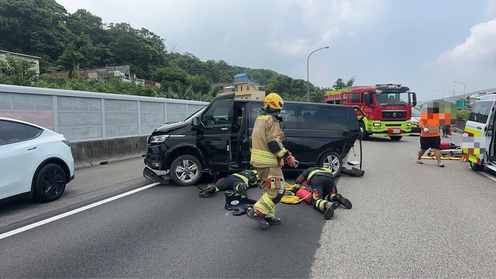 一輛搭載3名乘客前往機場的租賃廂型車19日行經國道1號北上苗栗三義路段追撞前車，江姓駕駛下車與對方談話時又遭後車追撞、困在車底，經搶救送醫不治，其車內62歲菲律賓籍女乘客也傷重不治。（民眾提供）中央社記者管瑞平傳真　115年8月19日