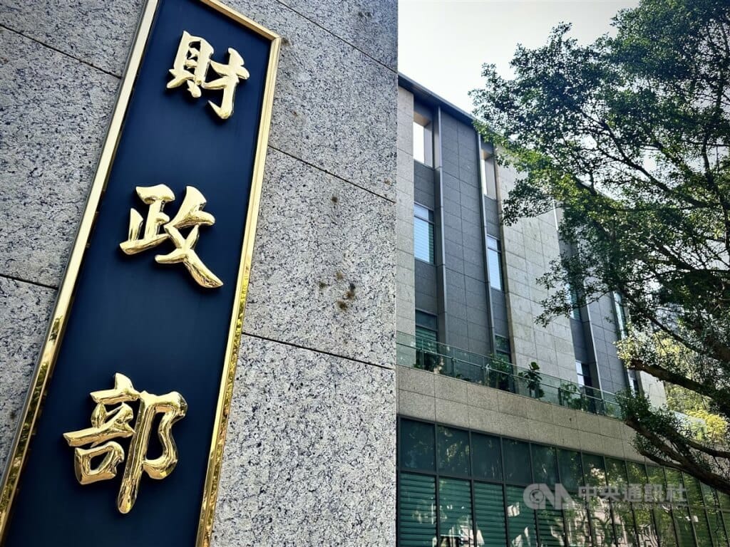 財政部將未成年子女免稅額增加50%以及授權地方政府減免婚育家庭房屋稅及地價稅相關條文等列為9項優先推動的法案。 圖：中央社檔案照片