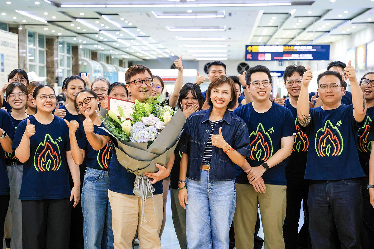 邱議瑩(前排右)前往小港機場接機，並熱情送鮮花給合唱團指揮陳俊志(前排左)。 圖：邱議瑩服務處／提供