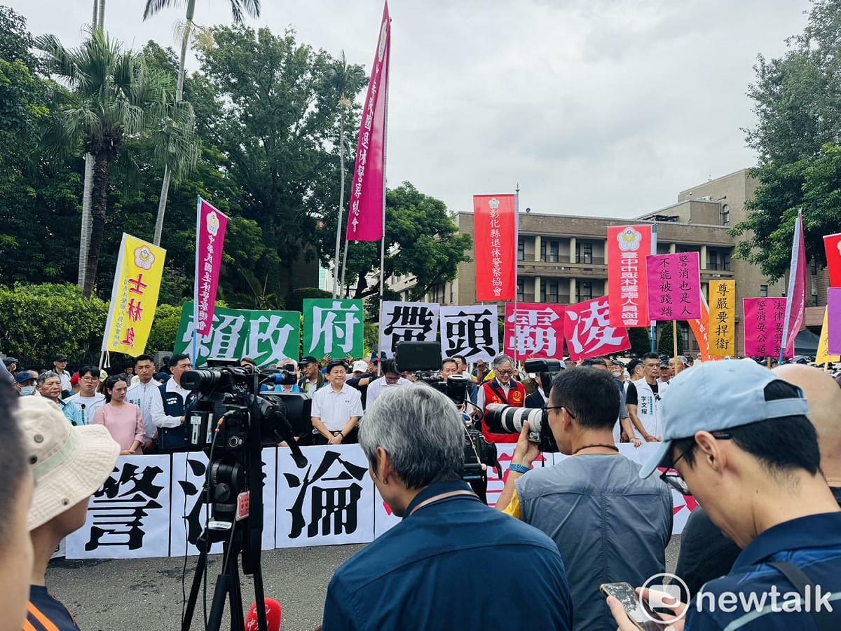 民眾黨主席黃國昌今率團赴行政院召開「賴政府帶頭霸凌 警消淪次等公民」記者會。 圖：謝莉慧 / 攝