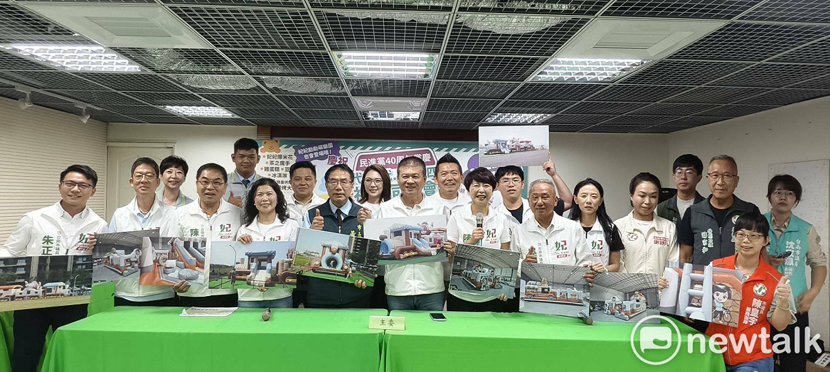 民進黨台南市黨部舉行記者會，由市黨部主委林志展與台南市長參選人陳亭妃等人共同宣布，40週年黨慶活動將以「一代、二代、三代、四代祖孫同樂會」為主軸，希望讓阿公、阿嬤、爸爸、媽媽到孩子、孫子，不同世代都能一起參與，讓黨慶不只是回顧40年的歷史，更成為屬於台南市民的幸福同樂會。 圖：黃博郎／攝