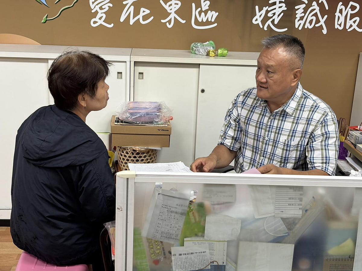 台南市議員曾之婕服務處主任謝鴻斌，2025年共經手調解案件超過600件，協同調解成功149件，經東區區公所提報獲核定為行政院長獎。 圖：黃博郎／攝