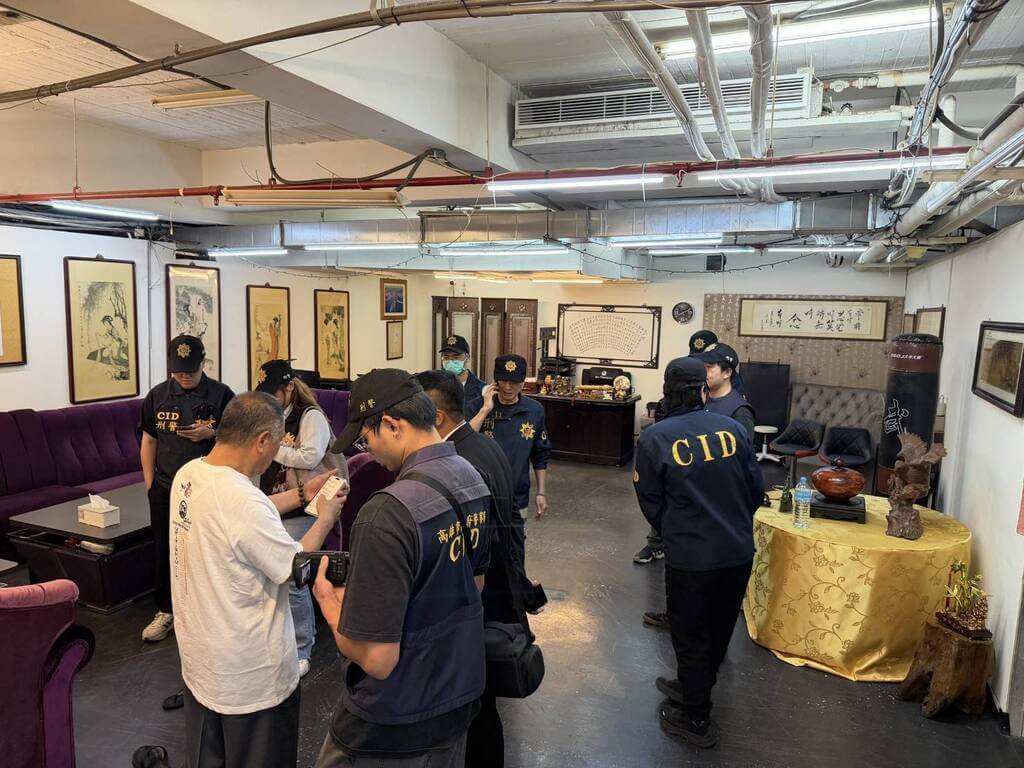 陳姓男子涉嫌組成詐騙集團，並仿效黑幫管理模式，藉高壓紀律與層級分明的犯罪鏈，搜刮不法利益，經檢警偵辦發動拘提搜索，陳男訊後遭檢方聲押獲准、依法提起公訴。（刑事警察局偵查第八大隊提供）中央社記者張已亷傳真　115年8月20日
