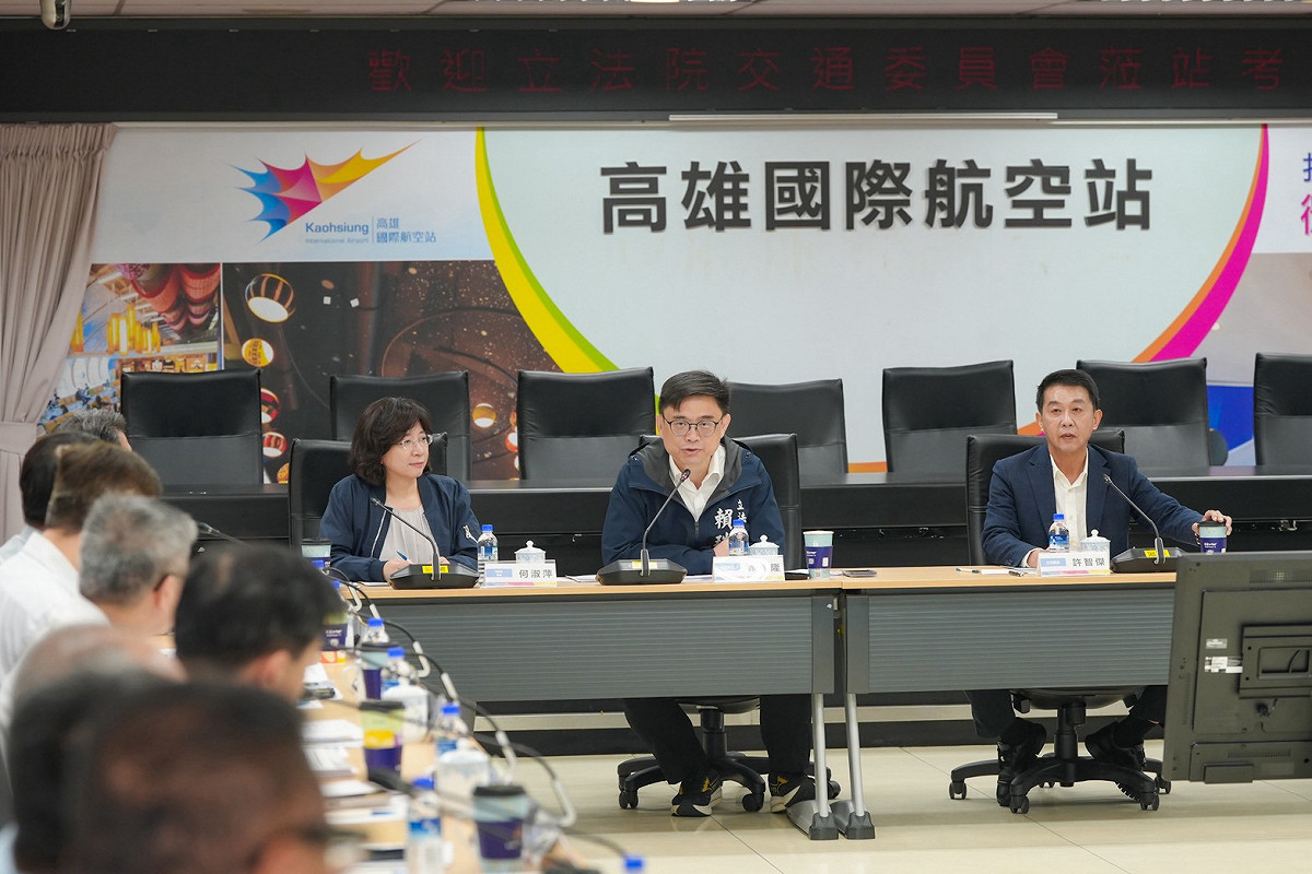 賴瑞隆(中)主持高雄國際機場視察會議。 圖：賴瑞隆辦公室／提供