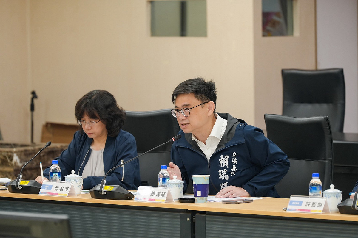 賴瑞隆(右)強調提出短中長期三階段升級計畫，一步步擴大高雄連結世界的能力，打造大南方真正的國際門戶。 圖：賴瑞隆辦公室／提供
