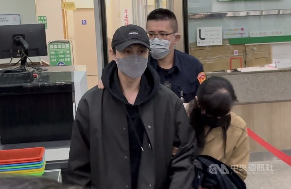 新北檢偵辦藝人閃兵案，棒棒堂成員王子（前左）坦承以30萬元逃兵，檢方求處2年2月以上有期徒刑。圖為王子4月複訊後步出偵查大樓。（中央社檔案照片）