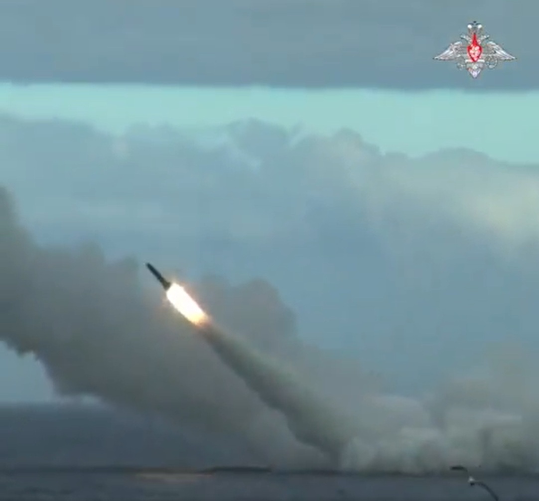 俄羅斯國防部公布太平洋艦隊在俄日爭議領土海域軍演。圖為潛射「花崗岩」反艦巡弋飛彈。 圖：截取「X」@AMoczas93932