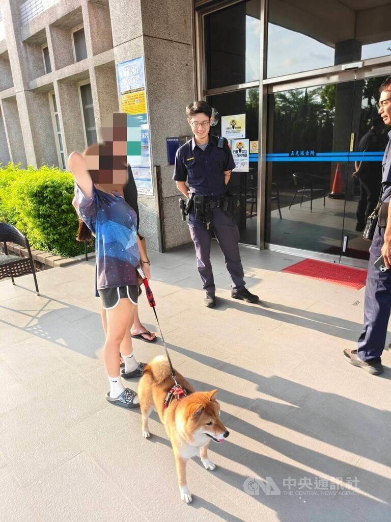 台中一名女子日前開車行經烏日區，發現一隻柴犬疑走失，隨即停車查看，不料牠直接跳上副駕駛座，便載至派出所求助，經警方透過掃描晶片取得飼主聯繫方式後，通知領回。（翻攝照片）中央社記者蘇木春傳真　115年8月21日
