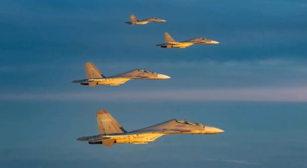 這是殲-16 戰機繼俄羅斯、巴基斯坦後，第三次前往其他國家餐與聯合演習活動。有專家分析認為，解放軍此次出動殲-16 的原因，很可能與推廣中國軍備的目標有關。 圖：翻攝自 騰訊網 巔峰高地