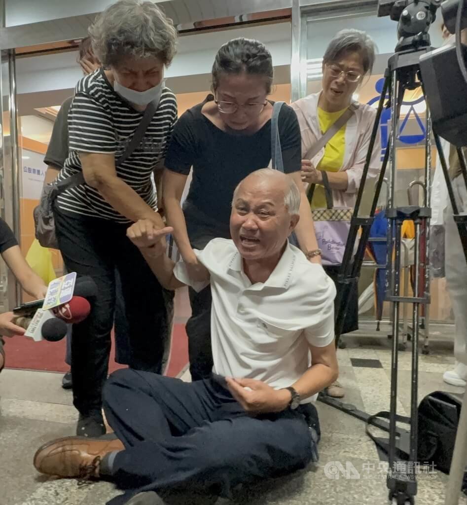 男子謝文雄在新北土城當街砍殺妻子及小姨子多刀致死，法院21日判處謝男2個無期徒刑。死者家屬難以接受未判死刑、情緒潰堤，一度氣到坐地、絕食不願離開，並強調一定會上訴。中央社記者曹亞沿攝　115年8月21日