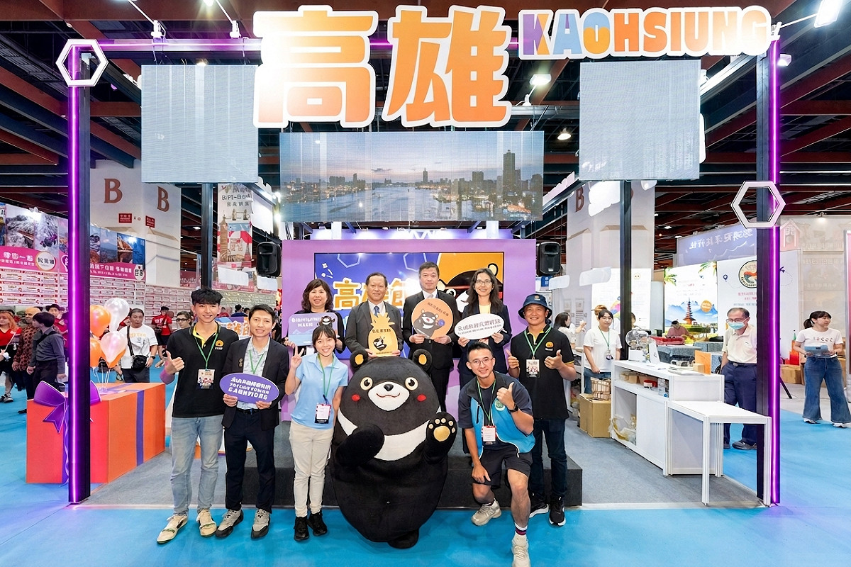 高雄市政府觀光局以全新「KEEP VIBRANT KAOHSIUNG」城市觀光識別系統(CIS)視覺主軸打造2026 TITE 台灣國際旅遊展「高雄主題館」。 圖：高雄市觀光局／提供