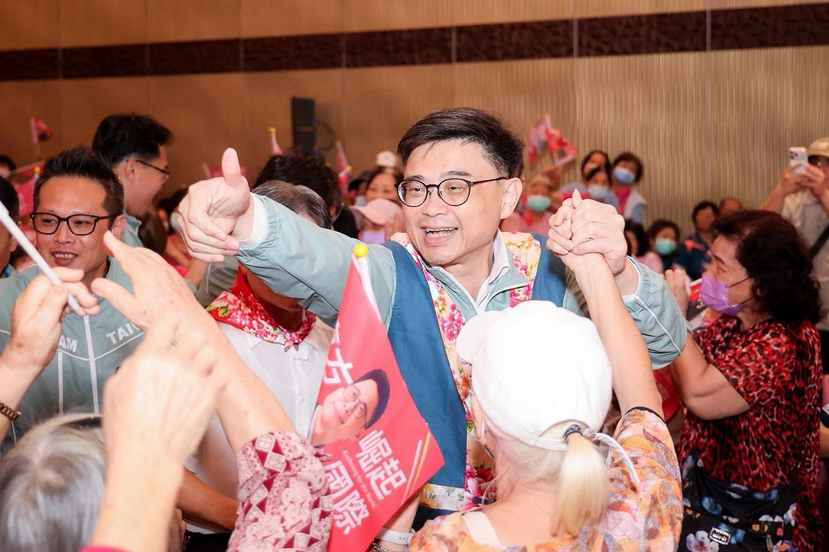賴瑞隆(中)進場時受到客家鄉親歡迎。 圖：賴瑞隆競辦／提供