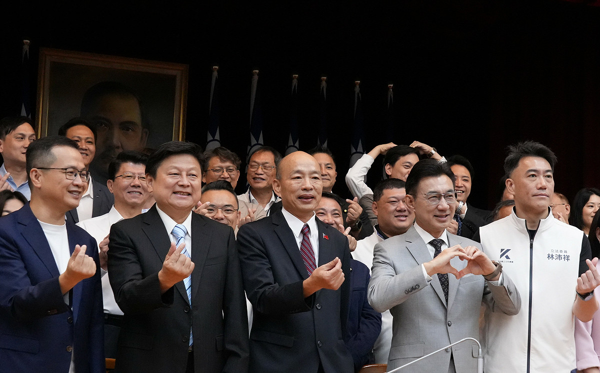 韓傅破冰手比愛心 李彥秀：卓榮泰引戰是重要原因