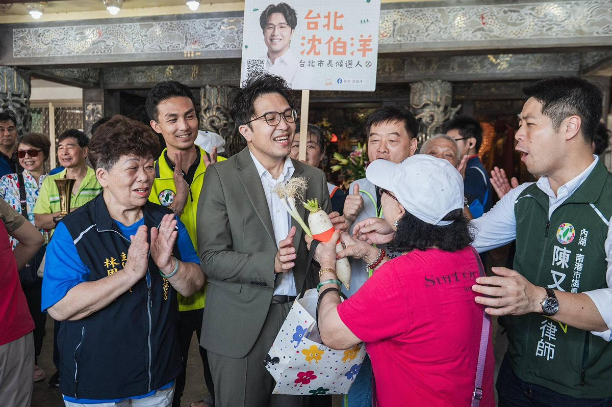 民進黨台北市長參選人沈伯洋赴玉成公園福德宮參拜，支持者紛紛送出祝福。 圖：沈伯洋競選辦公室/提供