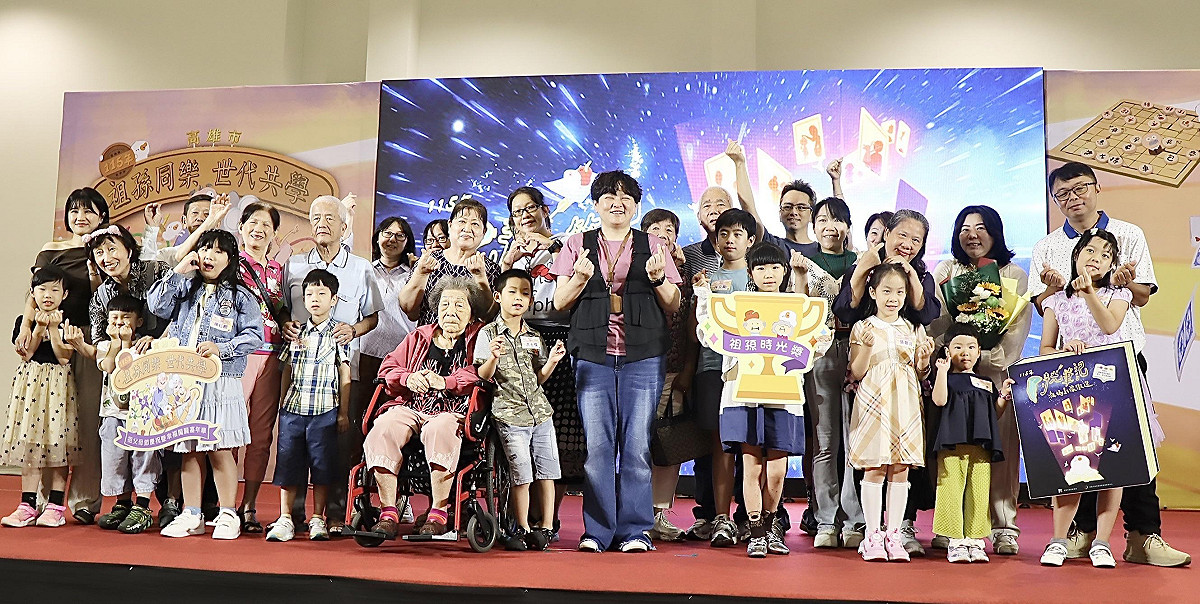 高市教育局「祖孫同樂・世代共學：祖父母節慶祝暨幸福市集嘉年華」既熱鬧又溫馨。 圖：高雄市教育局／提供
