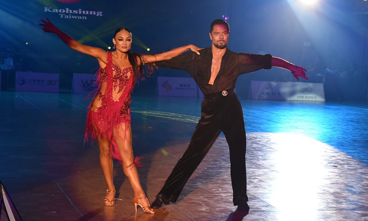 烏克蘭明星選手Pavel Gurov (右)與 Viktoriya Kharchenko(左)勇奪高雄世界盃職業公開拉丁組冠軍。 圖：孫家銘攝