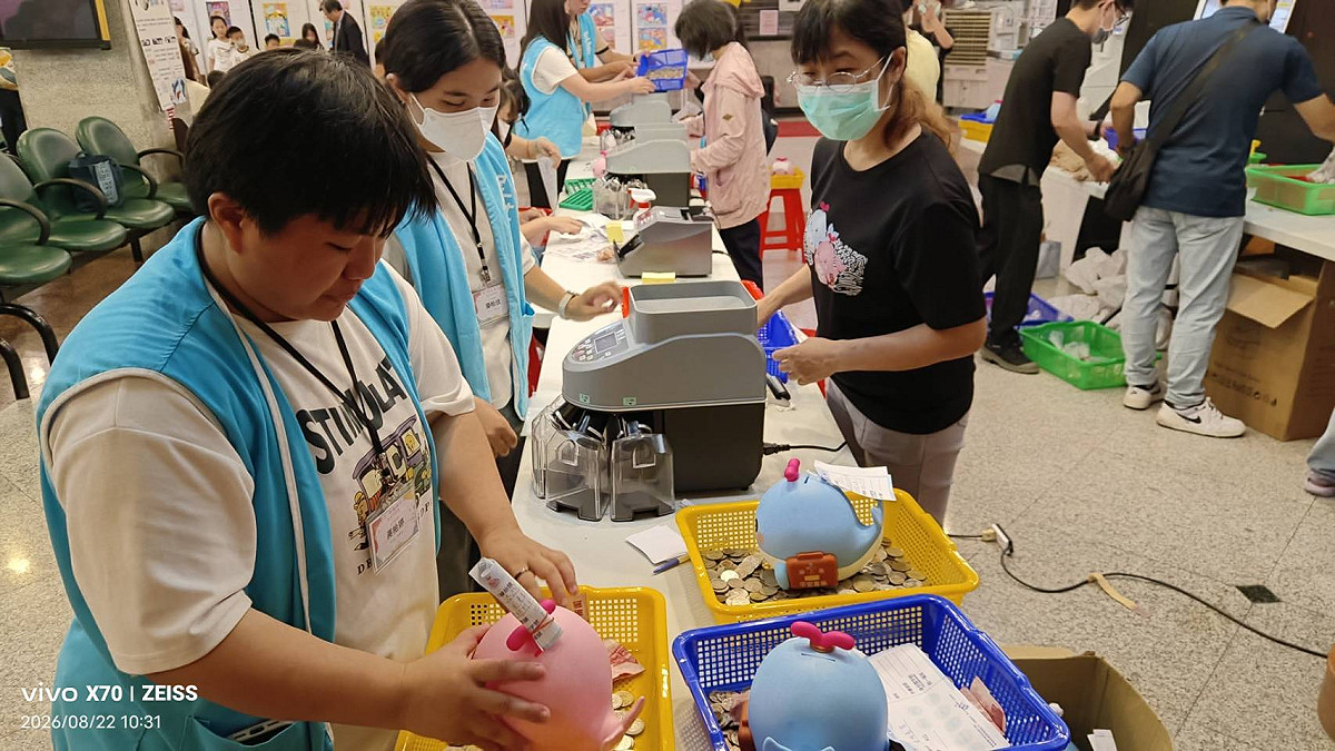 鯨魚洄游同學會活動現場，一隻隻鯨魚報到後秤重、開箱點收及開立捐款收據。 圖：屏東基督教醫院／提供