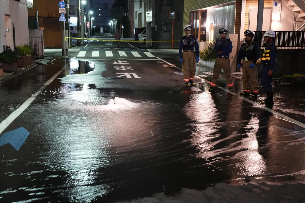日本東部23日清晨發生初估規模5.9地震，東京江東區一條地下自來水管破裂。 （共同社）