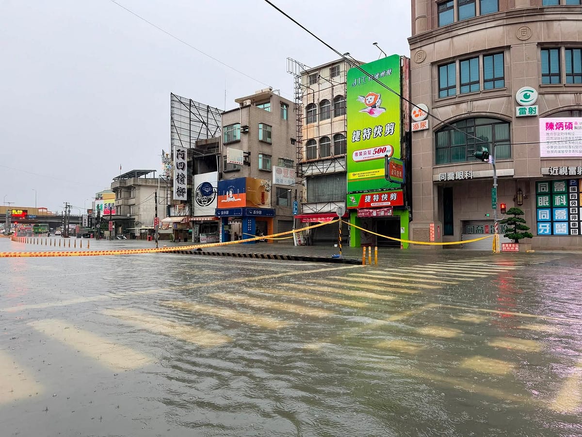 台南仁德、永康等低窪地區多處道路積淹水，部分地下道及涵洞緊急封閉管制。 圖/市議員郭鴻儀臉書粉專