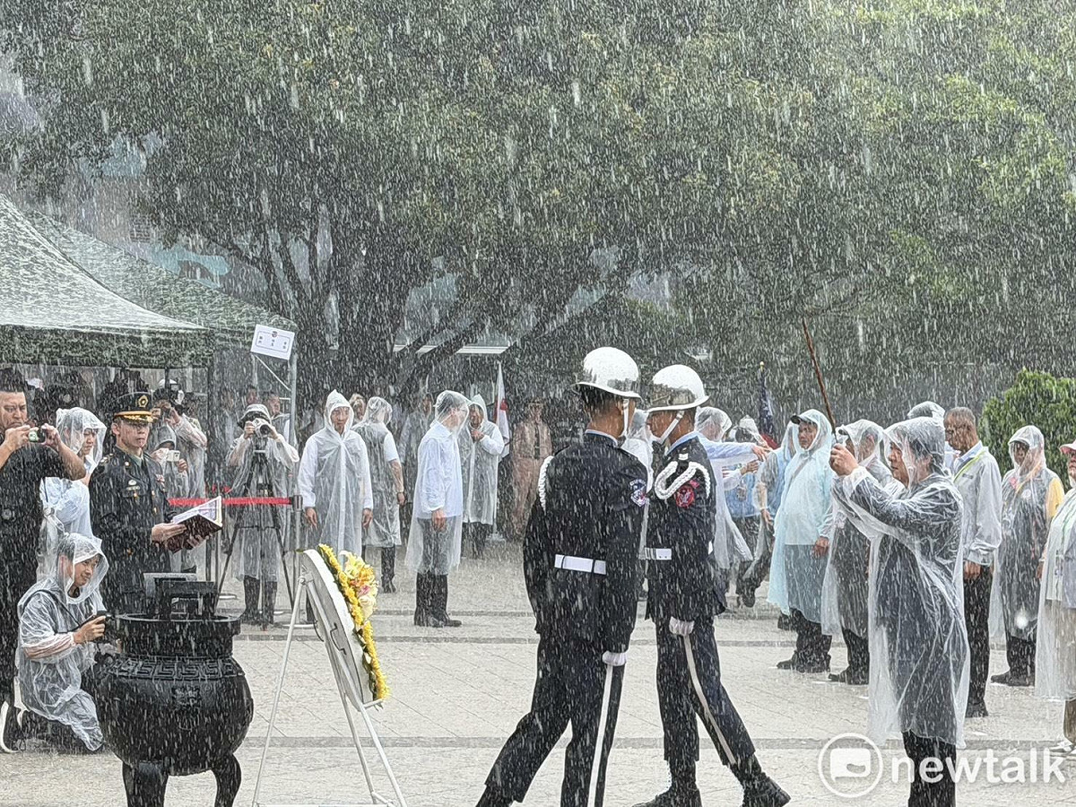 適逢八二三炮戰68周年大雨滂沱，賴清德前往金門太武山公墓主持追悼典禮以及獻花儀式。 圖：高逸帆／攝（資料照）