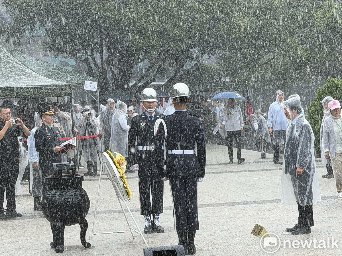 適逢八二三炮戰68周年大雨滂沱，賴清德前往金門太武山公墓主持追悼典禮以及獻花儀式。 圖：高逸帆／攝