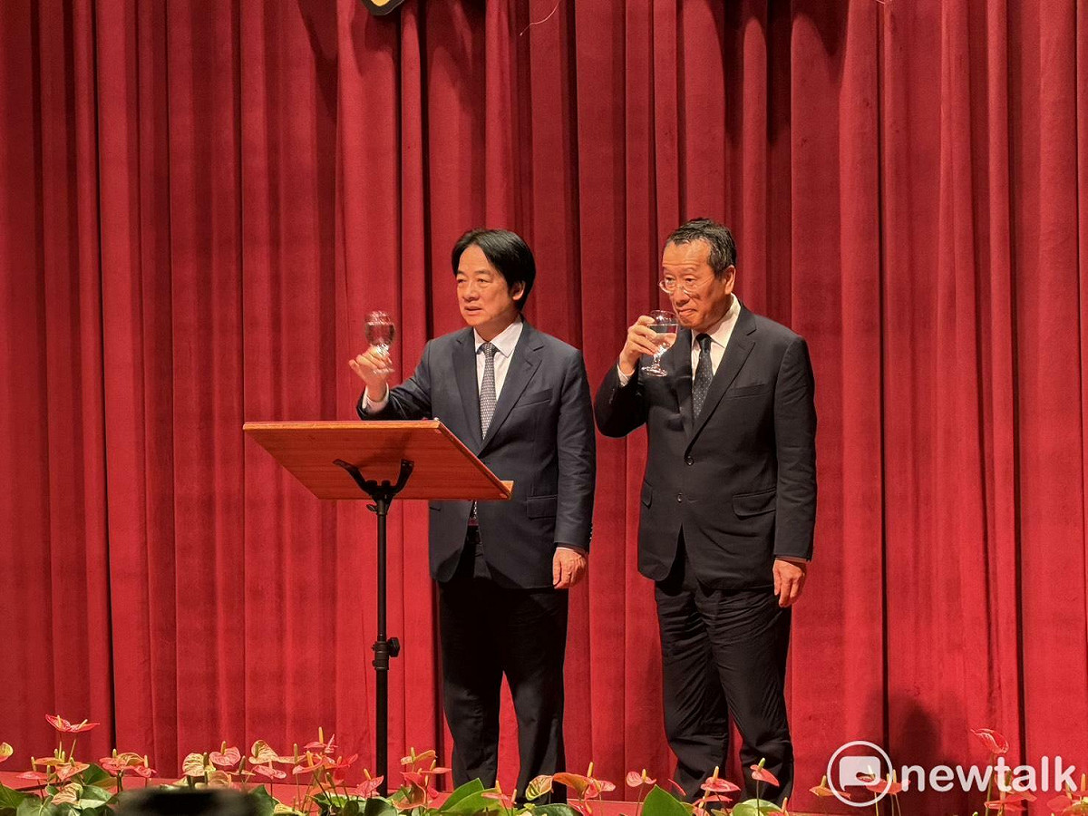賴清德與國防部長顧立雄一起向官兵及遺族家屬舉杯致意。 圖：高逸帆／攝