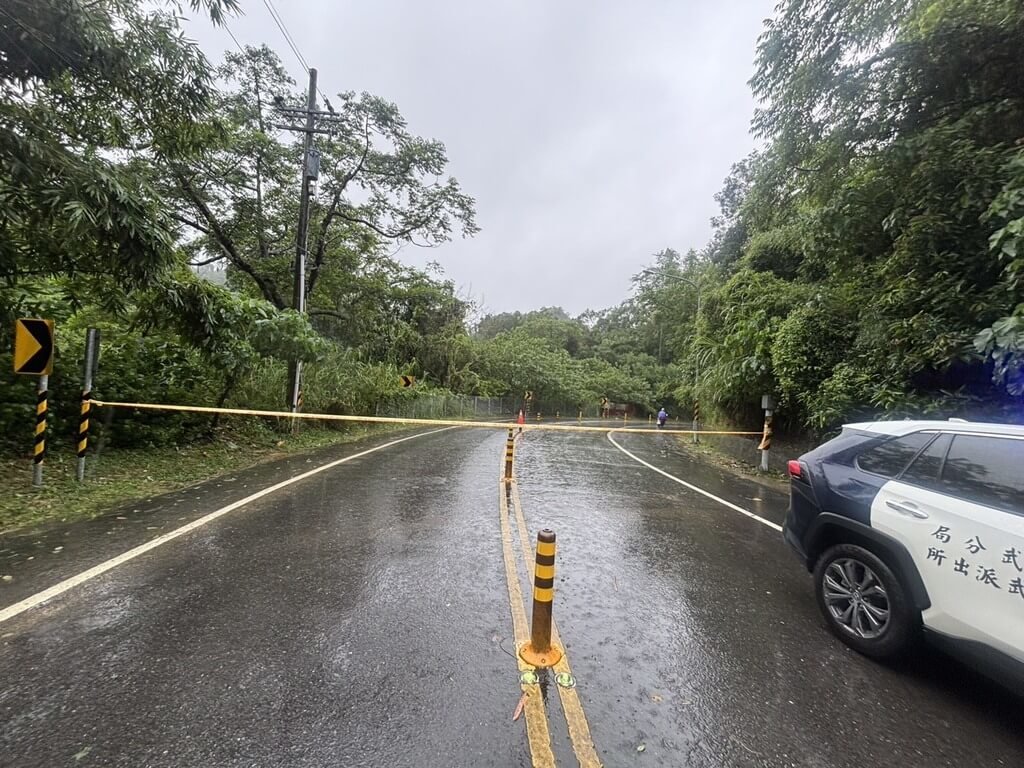 高雄豪雨不斷，各地陸續出現積淹水災情，仁武區23日上午發生路樹和土石倒塌情形，警方已封鎖現場疏導交通。（高雄仁武警分局提供）中央社記者洪學廣傳真　115年8月23日