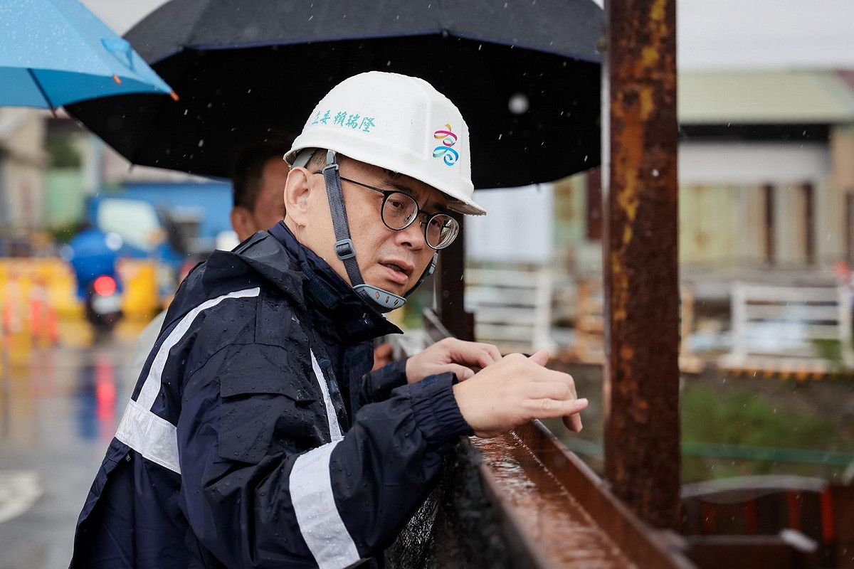 賴瑞隆趕往仁武八涳橋，查看橋下水位、河道排洪及周邊道路狀況。 圖：賴瑞隆競辦／提供