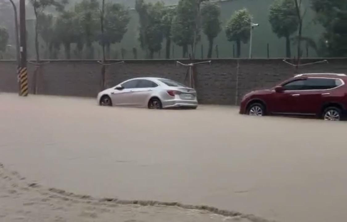 高市鼓山三路豪雨持續不斷造成淹水，整條馬路變成「黃色泥巴河」。 圖：柯志恩競辦／提供