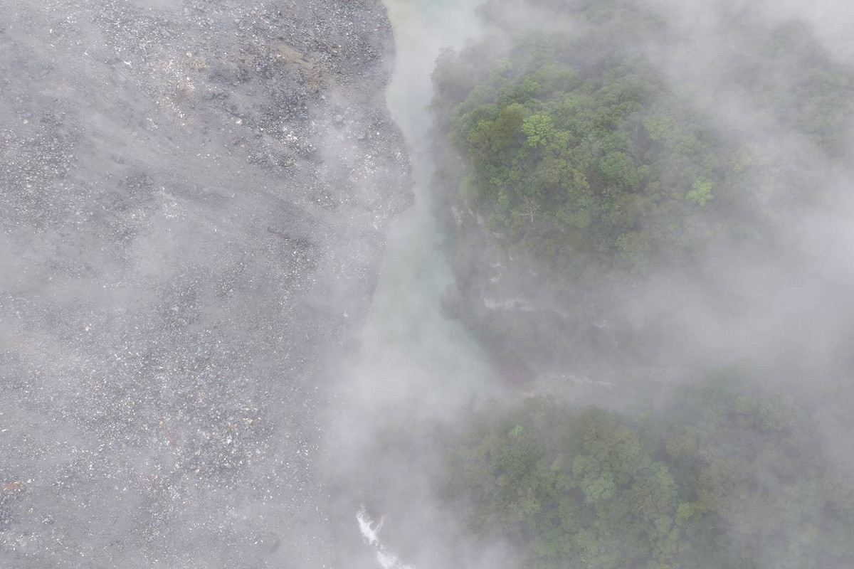 昨日萬里溪堰塞湖集水區降雨量約14毫米，造成水位稍微抬升約15至20公分。經今早空拍影像比對，湖水穩定溢流中，壩體仍維持完整，水量對下游影響範圍侷限於河道內。 圖：林業及自然保育署花蓮分署／提供