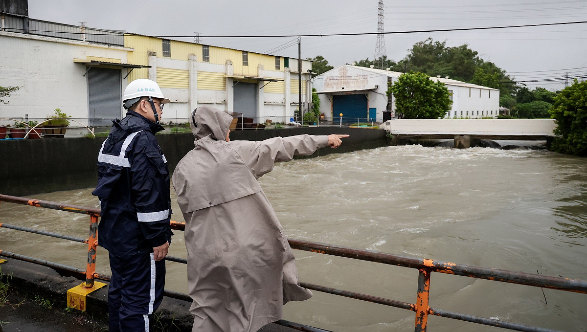 賴瑞隆從滯洪、抽排、河道通洪到匯流排水，逐一掌握各地防汛狀況。 圖：賴瑞隆競辦／提供
