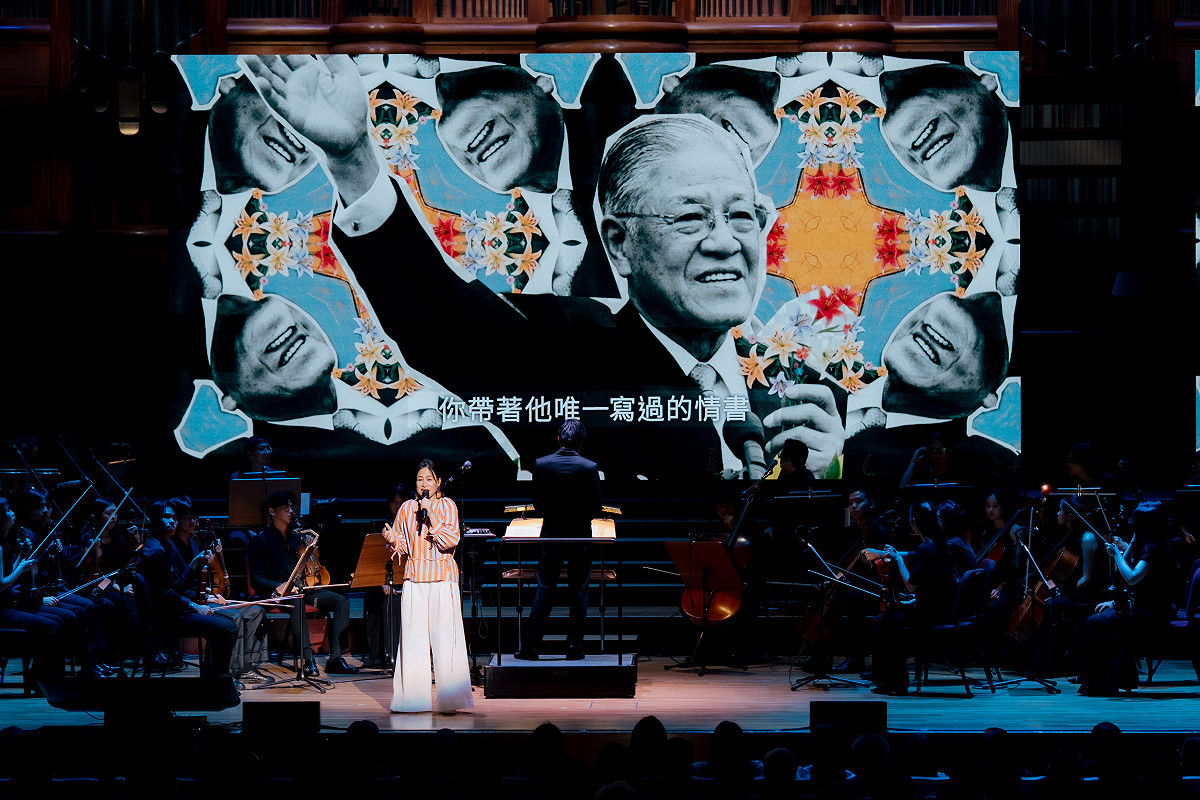 《1996序曲》李登輝2026音樂會透過歌曲、劇場及視覺影像，重現台灣民主發展的集體記憶；舞台投影已故前總統李登輝影像，傳遞民主世代承接的意義。 圖：李登輝基金會提供