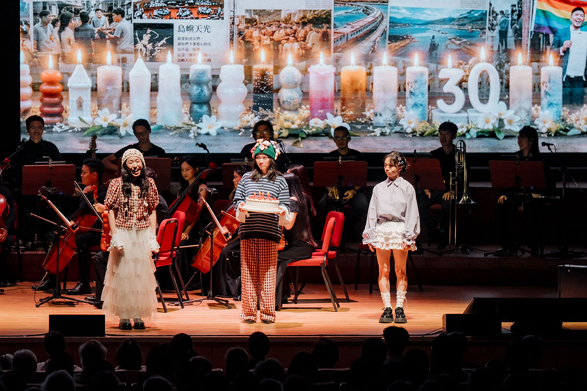 音樂會以四大樂章串聯16首經典歌曲，融合爵士、古典及電子音樂，帶領觀眾走過台灣30年來的土地記憶與民主歷程。 圖：李登輝基金會提供