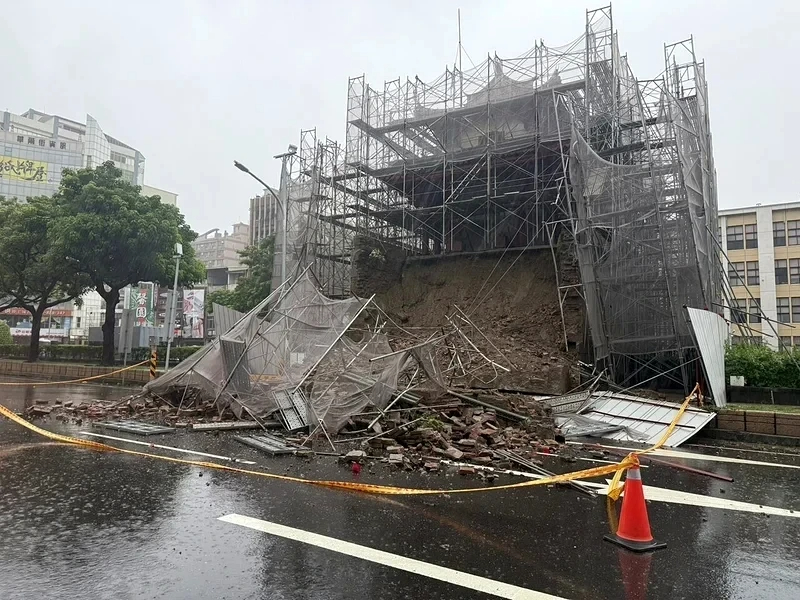 台南古蹟東門城北側大量土石與鷹架崩落，所幸無人傷亡。 圖：民眾提供