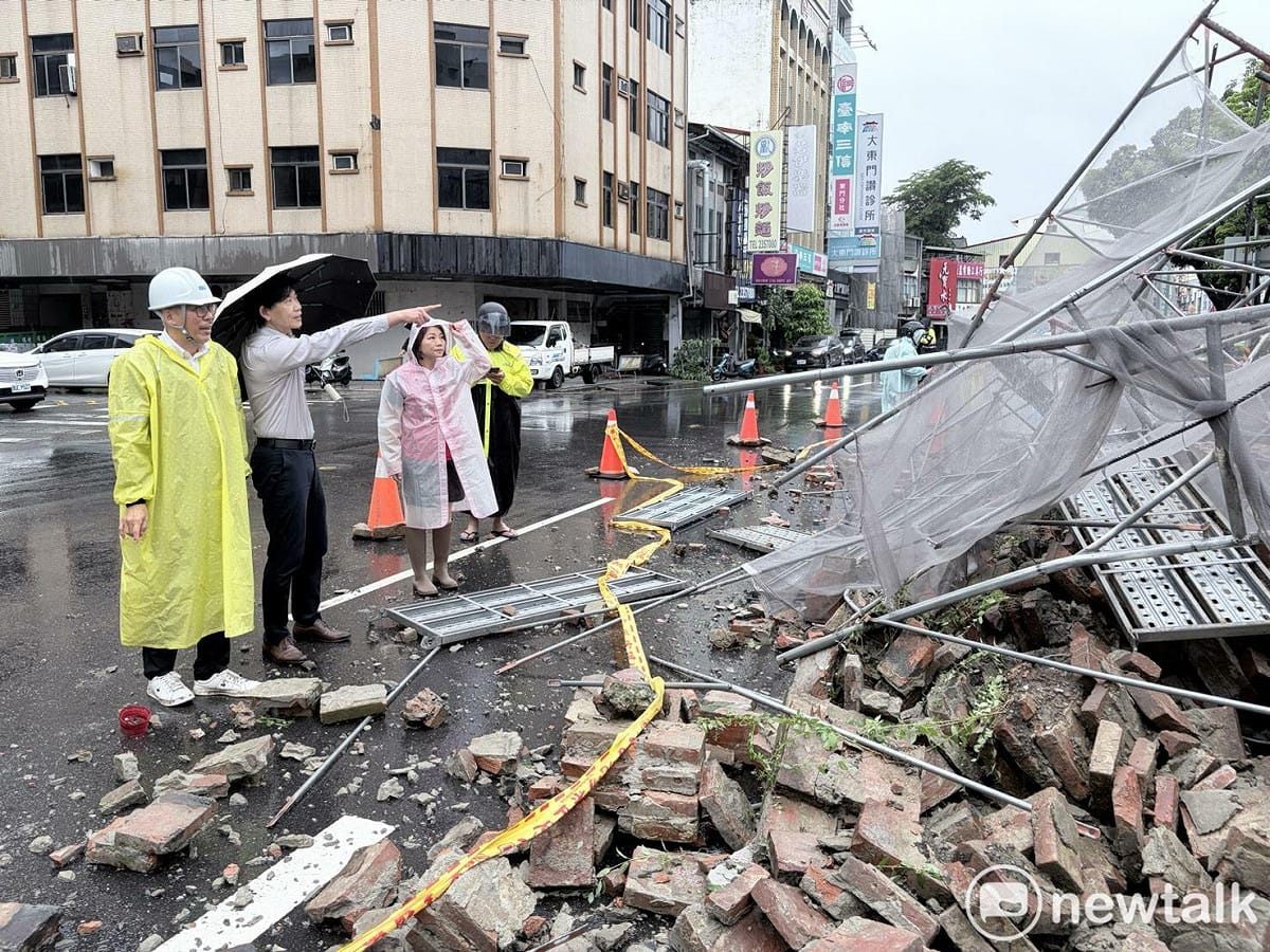 國定古蹟台灣府城大東門今日發生側牆局部崩落，部分土石散落至東門路一段。台南市長黃偉哲接獲通報後，立即指派副市長葉澤山趕赴現場掌握狀況，並責成文化局及相關單位以維護安全以及保存古蹟本體為優先。 圖：台南市政府提供