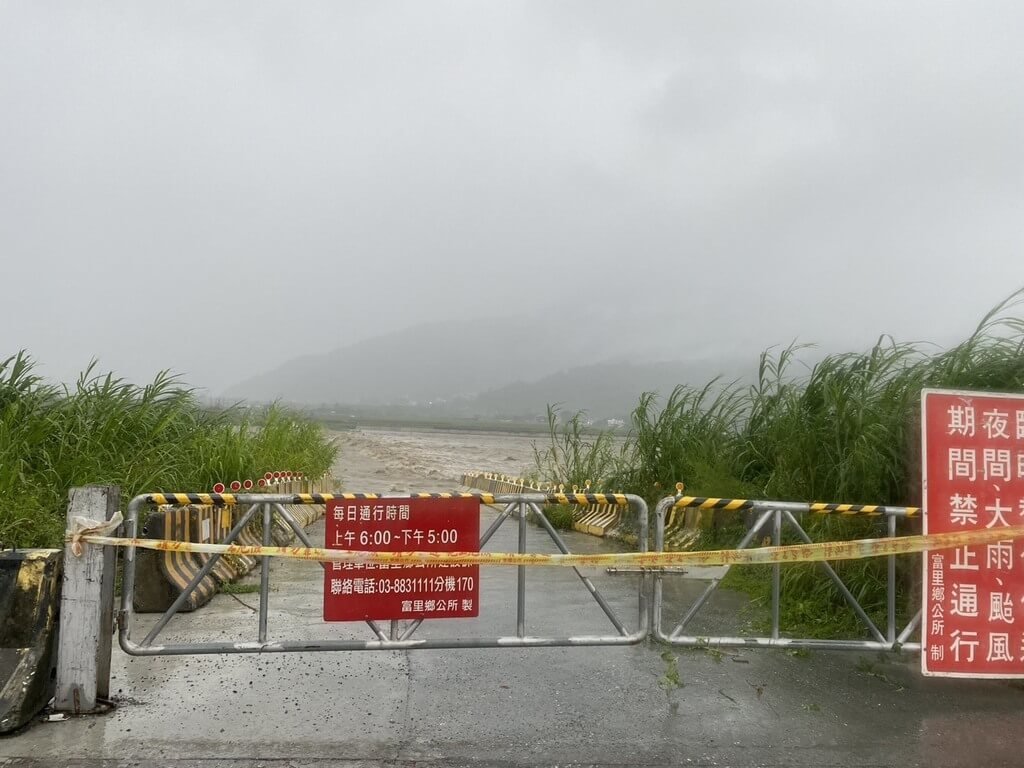 花蓮縣府24日表示，受持續降雨影響，富里地區24小時累積雨量已達200毫米以上 圖：翻攝自富里鄉公所臉書